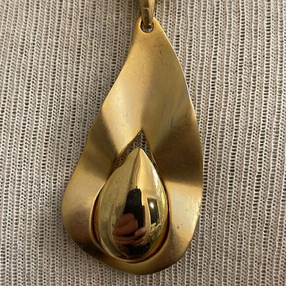 Vintage Elegant Gold-tone Matte & Polished Teardrop Pendant Necklace - Picture 10 of 13